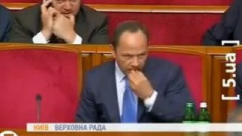Тигипко и его жвачка. Скриншот с видеоролика