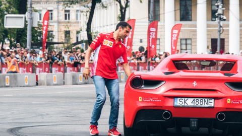  У Києві проходить шоу з участю команди Формули-1 Scuderia Ferrari. Фото: Інформатор