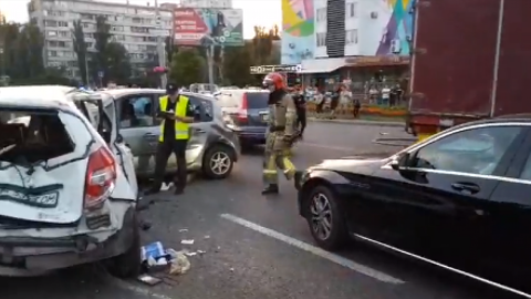 На проспекті Перемоги в Києві сталася масштабна ДТП з 5 машинами і фурою