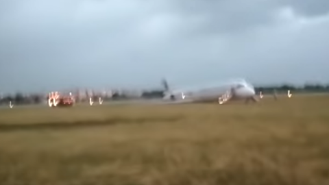 Відео дня: жорстка посадка літака у Києві з вогняними смугами 