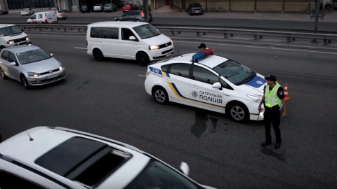 У центрі Києва автомобіль збив пішохода, який перебігав дорогу в недозволеному місці