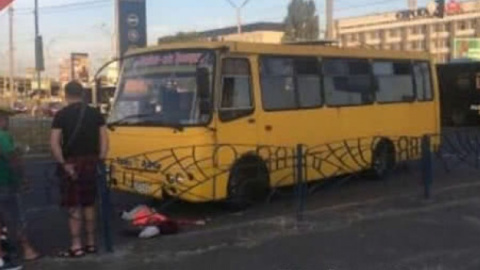 Протаранили на повному ходу: маршрутка насмерть збила жінку на переході в Києві