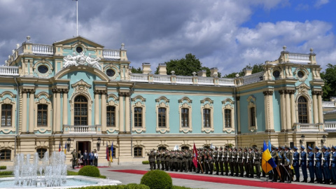 Офіційна церемонія пройшла на площі відреставрованого Маріїнського палацу. Фото: president.gov