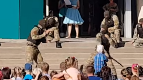 В результаті цього на землю пролилася червона рідина, схожа на кров. Скріншот відео.