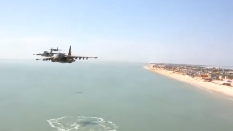 Українські винищувачі над пляжем Азовського моря. Фото: скріншот