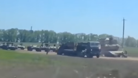 Колона військової техніки ЗС Росії в Ростовській області. Скріншот відео. 