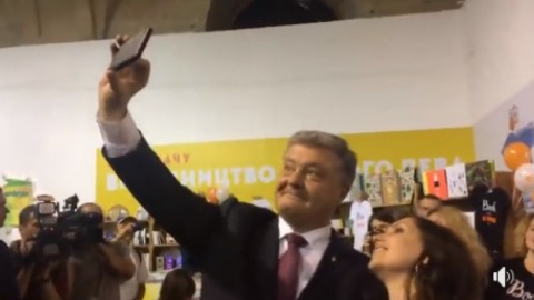 Порошенко відвідав "Книжковий Арсенал". Скріншот відео facebook.com/Lena Pavlova