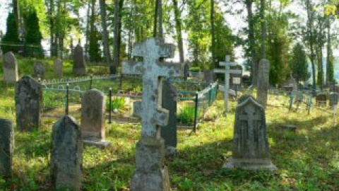 Раніше в Москві та низці інших російських міст неодноразово виявляли бордюри, зроблені з надгробків.