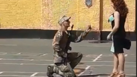 Новобранець зробив дівчині пропозицію. Скріншот відео facebook.com/desnaukr