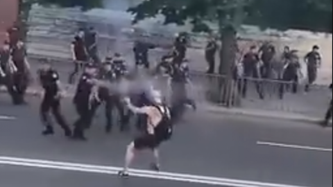 У мережі з'явилося відео, як футбольні фанати розігнали поліцію в Дніпрі