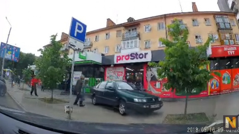 У Луцьку маленька дитина за кермом збила людину, два дерева і кілька вазонів