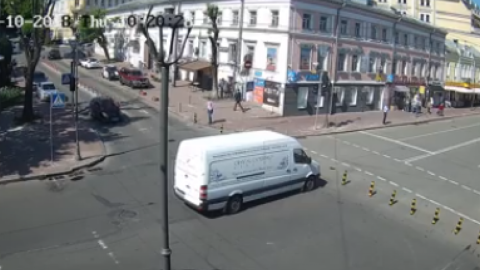 На Подолі камери зняли, як водій-вандал вирвав обмежувальний стовпчик і поїхав в ресторан