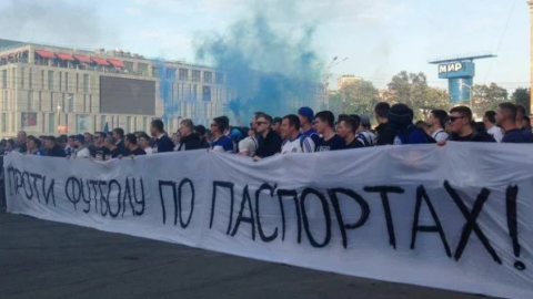 Фанати виступили проти футболу за паспортами. Фото: 24 канал