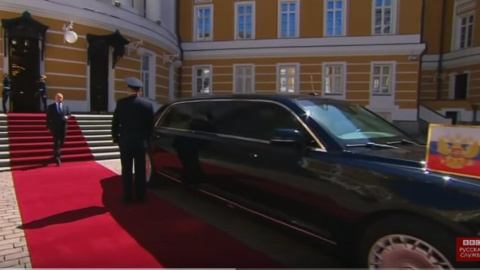На інавгурацію Путін приїхав на новому російському лімузині. Скріншот відео ВВС
