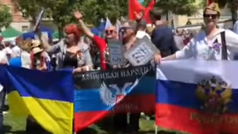 Росіяни влаштувала акцію, на якій несли прапори "ЛНР" і "ДНР". Скріншот youtube.com/UNILATV1