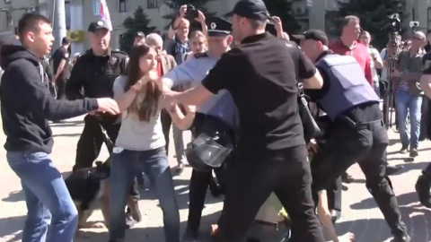У Харкові учасників маршу облили кефіром. Скріншот відео "Радіо Свобода"