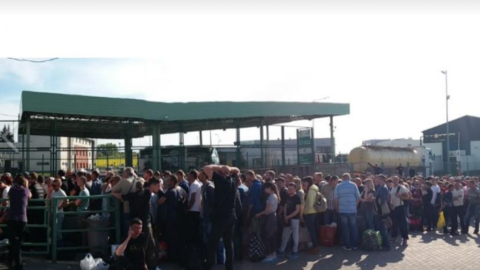 Перед травневими святами на кордоні з Польщею люди в черзі влаштовують бійки і ламають паркани