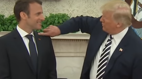 Трамп несподівано почав чистити піджак свого французького колеги. Скріншотвідео The Washington Post.
