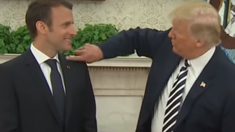 Трамп неожиданно начал чистить пиджак своего французского коллеги. Скриншот видео The Washington Post.