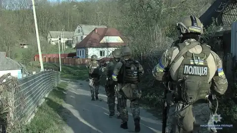 На вызов о насилии в семье в село Винницкой области приехало 100 полицейских и спецназ на вертолете