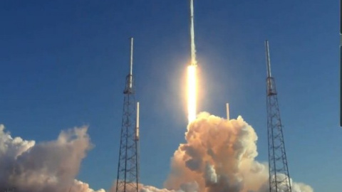 Накету-носій Falcon 9 з космічним апаратом запустили з космодрому на мисі Канаверал. скріншот SpaceX.
