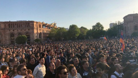У Єревані тисячі людей протестують проти нового прем'єра. Фото: twitter.com/еvn_report