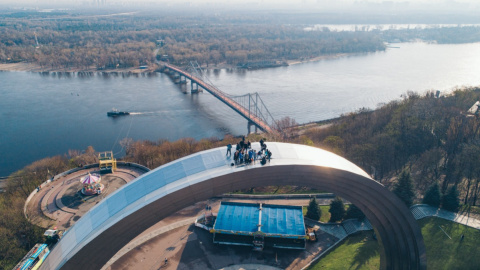 Руфери піднялися на Арку Дружби народів. Фото: Інформатор
