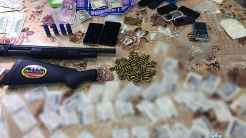 У сестри "наркобарона" у Запоріжжі знайшли кокаїн на 2,5 млн гривень і рушницю Meverick
