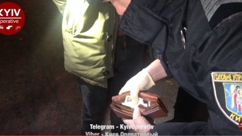 У Києві у двох наркодилерів виявили та відібрали сотню пакетиків з наркотиками