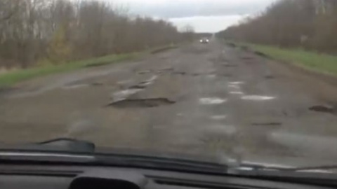 Траса Маріуполь-Запоріжжя зруйнована. Скріншот відео facebook.com/ Галина Одноріг 