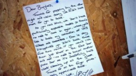 Жертва ограбления написала преступникам записку и прикрепила ее к входной двери.