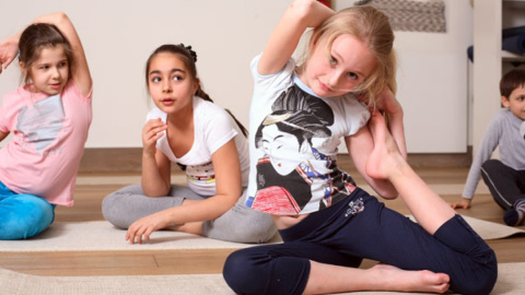 Несколько простых упражнений укрепят иммунитет ребенка. Фото: yoga-class.ru