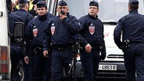 Парижская полиция ведет поиски преступника.