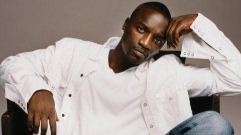 Рэпер Akon выступил в Конго в пластиковом шаре из-за вируса Эбола