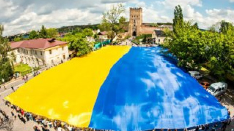 В Луцке развернули самый большой в мире флаг Украины