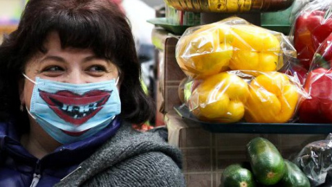 ​Фото дня: продавцы надели маски