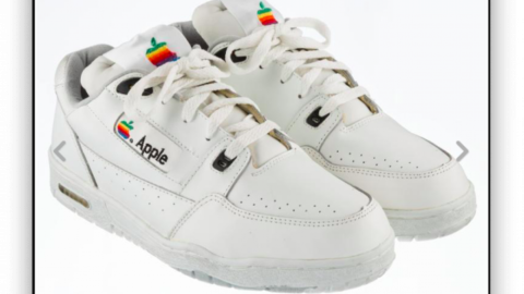 На eBay продают раритетные кроссовки Apple. Фото: meduza.io
