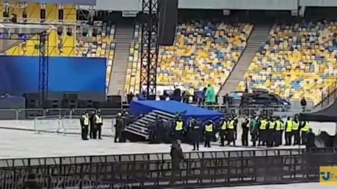 Поліція розбирає сцену Порошенка. Скріншот відео "Укрінформ"