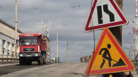 Спецтехніка на Шулявському мосту. Фото: АвтоЦентр