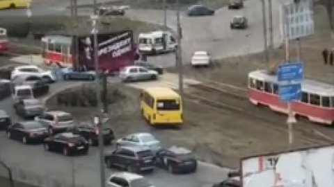 На Оболоні автомобіль підрізав трамвай, утворилася велика пробка