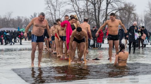 У Дніпрі почали пірнати у воду ще до її освячення. Фото: "Інформатор"