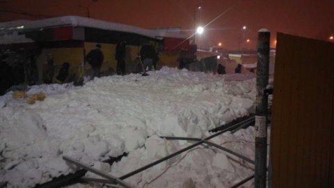В Харькове обвалилась крыша торгового павильона: ведутся поиски пострадавших