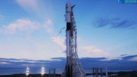 SpaceX запустила в космос первую в этом году ракету Falcon 9 с десятком спутников