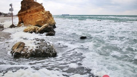 Незважаючи на штормове попередження у місті, море вже не таке "буйне", як у середині листопада.