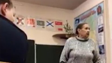 У Росії школярі пишуть "Путін-злодій" на дошках і в зошитах. Скріншот відео 
