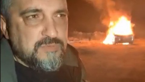 Лідер "євробляхерів" спалив свій Land Rover на знак протесту