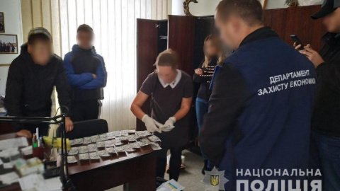 Чиновник отримав хабар двома частинами по 5 тис. доларів. Фото: Нацполіції