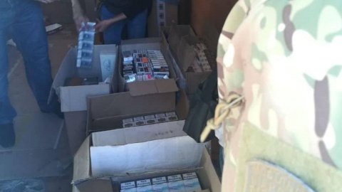 Правоохоронці виявили та вилучили близько 50 тис. пачок цигарок виробництва Молдови, Білорусі та Росії вартістю близько 1 млн гривень. Фото: Держприкордонслужби