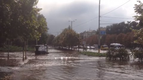 Проспект Соборний - буквально пішов під воду. Скріншот youtube/Якийсь Ян