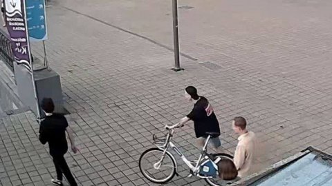 В мережі опублікували відео, як у Дніпрі втопили вкрадений з прокату велосипед